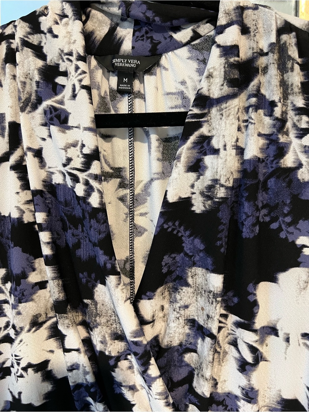 Simply Vera Vera Wang Black Blue White Abstract Floral Wrap Blouse